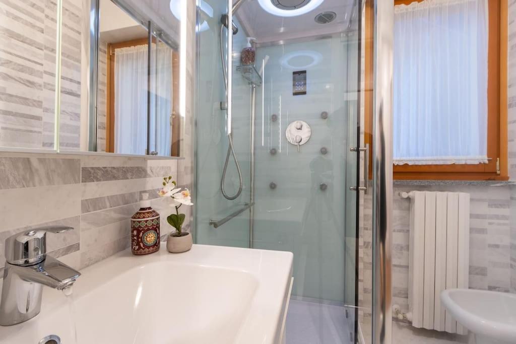 Wraparound Lake Views Bellavista Residence Campione dʼItalia エクステリア 写真